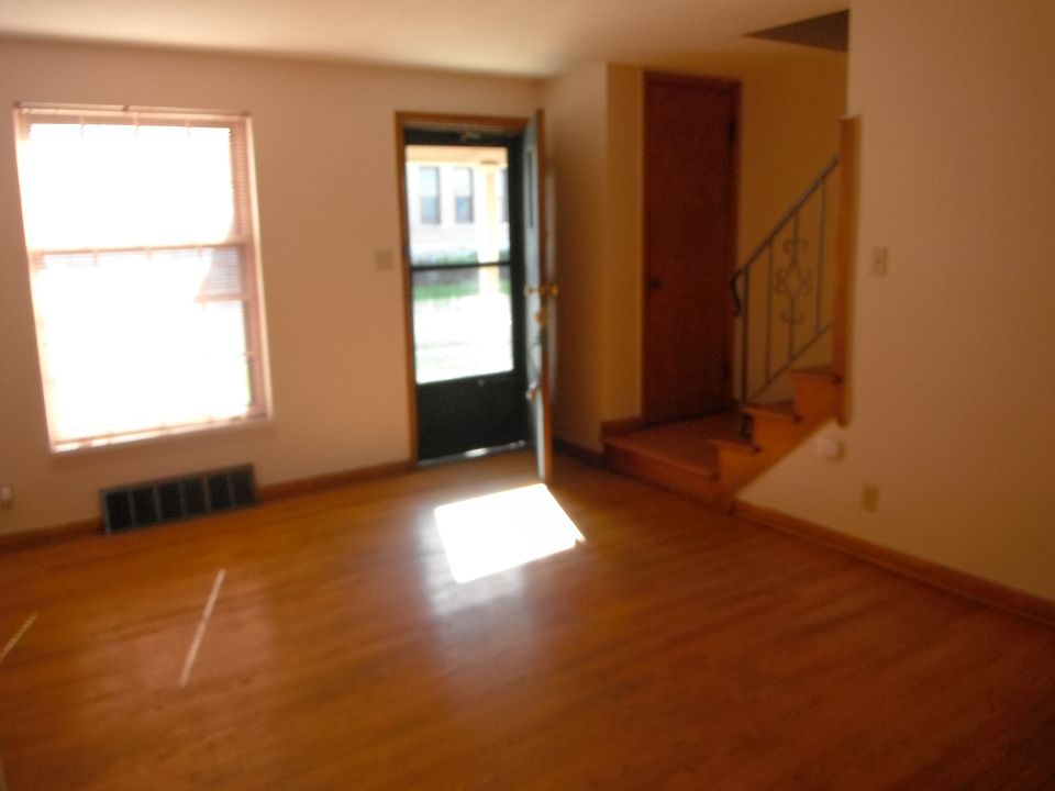 Living Room & Entrancee