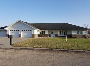 24 E Brook Ave, Morris, MN 56267