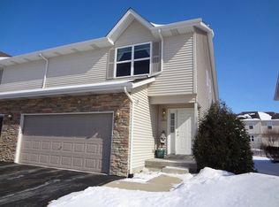 1186 Rose Dr, Sycamore, IL 60178