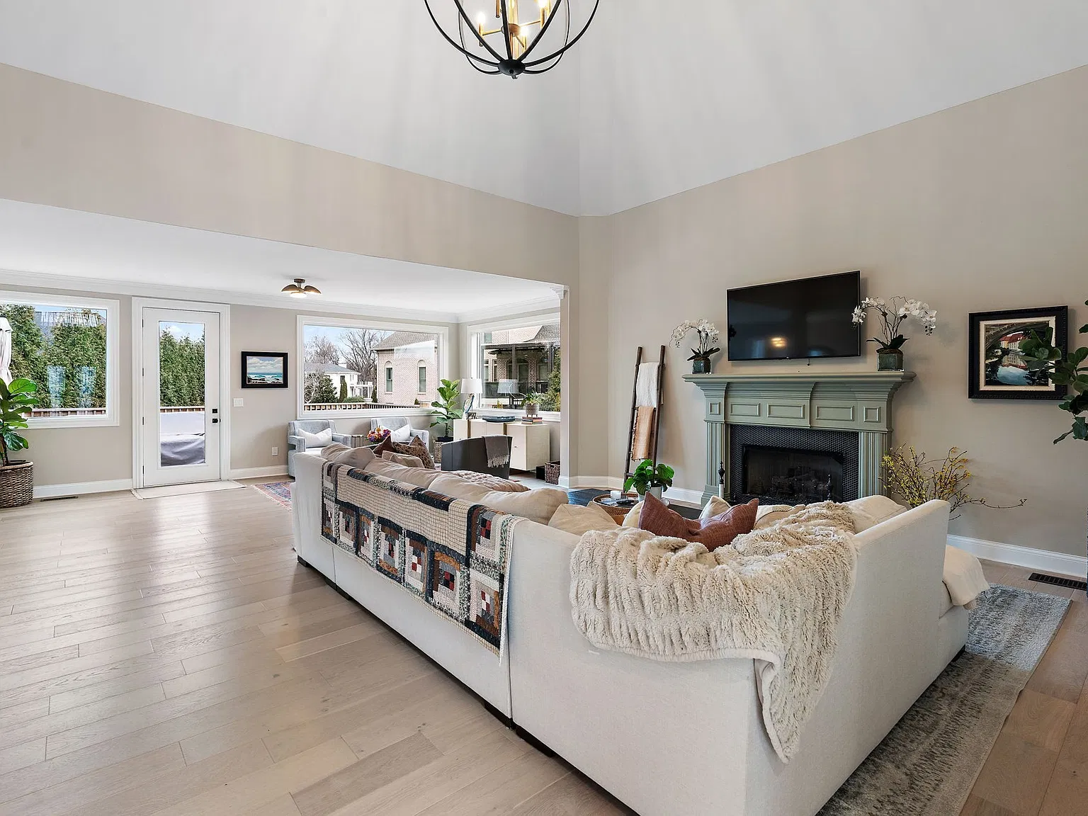 5 bed, 5.5 bath, 5938 sqft, $15,000 — Photo 4