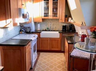 9 Arnoldale Rd #9R, West Hartford, CT 06119