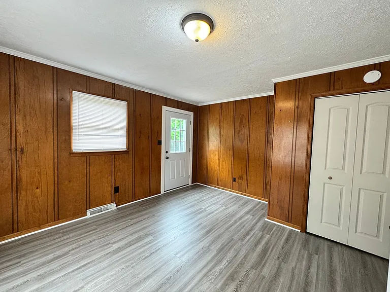240 Lynbrook Rd — Photo 5