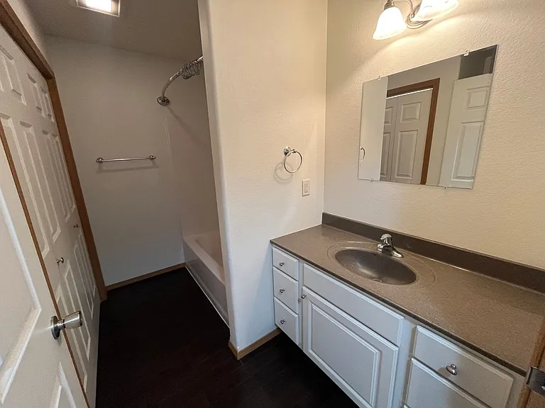 513 16th Ave NE #6 — Photo 9
