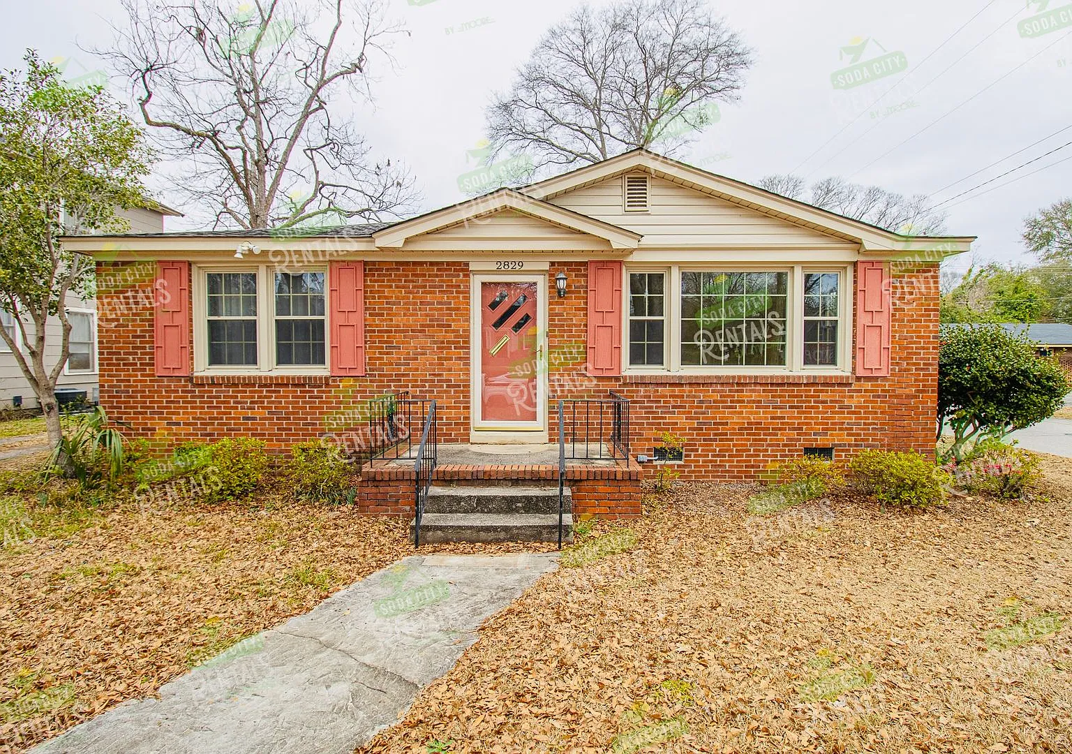 Charming Shandon Corner Lot Home Hardwood Floors, Fenced Yard! — Photo 2