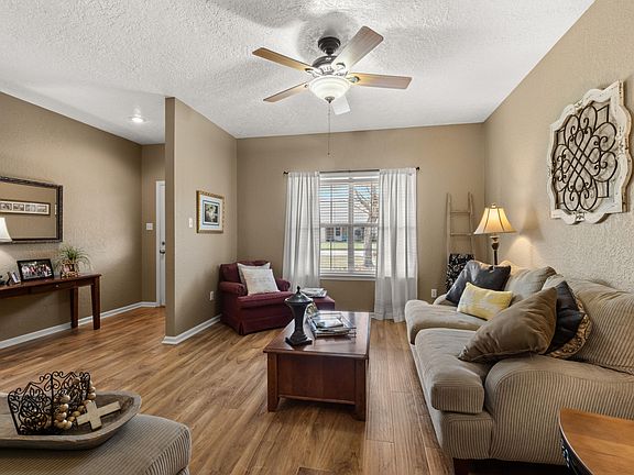 5th image of 905 Charlies Cres