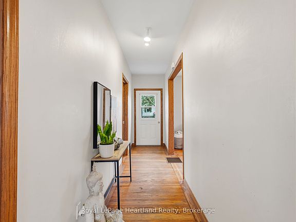 5th image of 140 Rattenbury St W