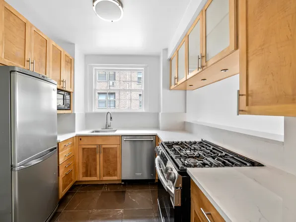 324 East 41st Street image 5 of 12