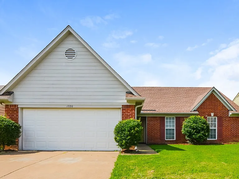 1720 Cherry Creek Dr — Photo 3
