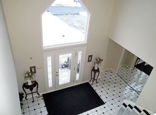 17 Rana Ct, Williamsville, NY 14221