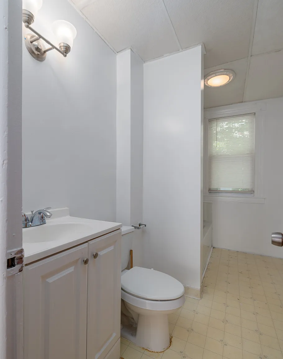 2 bed, 1.0 bath, 3044 sqft, $1,400 — Photo 2