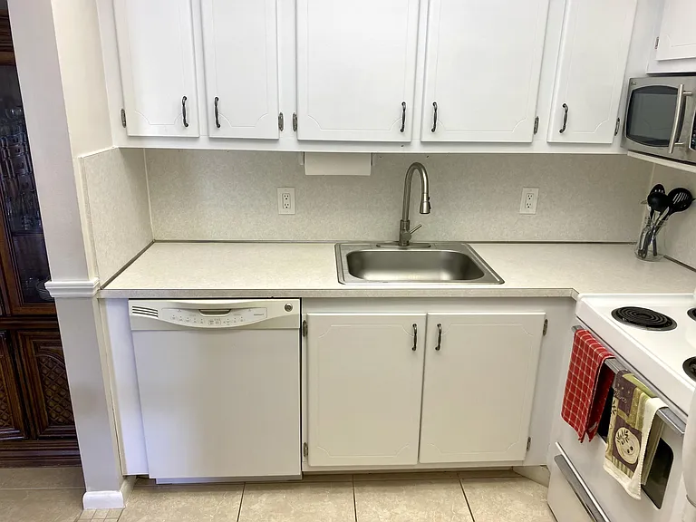 335 Farnham Cres #P — Photo 10