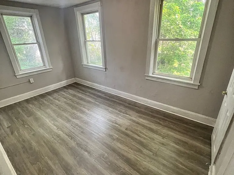 150 Home Ave — Photo 11