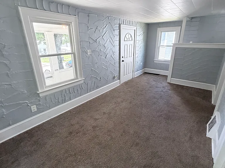 563 Elko Ave — Photo 2