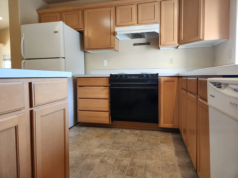 Kitchen equipped with all appliances including garbage disposal