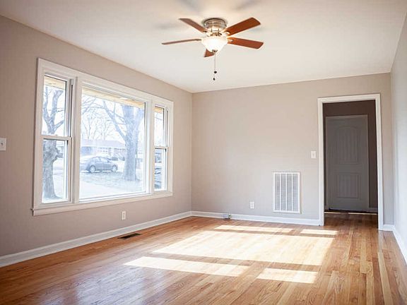 5th image of 227 Amherst Dr