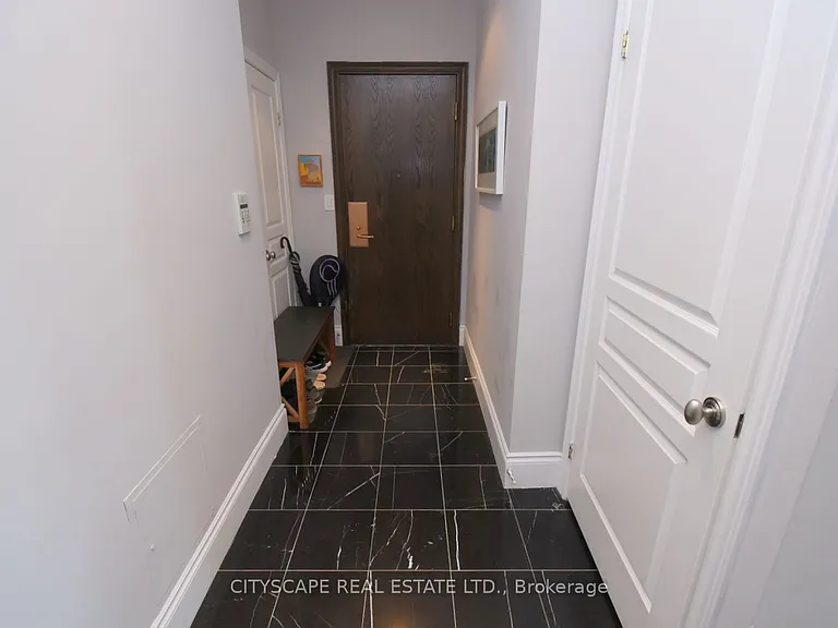 903 Bloor St W — Photo 2