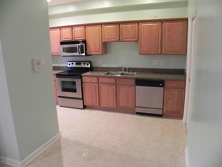 202 S Dorsey Ln — Photo 2