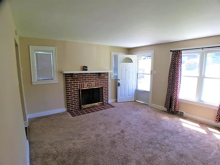 631 Kenny St — Photo 2