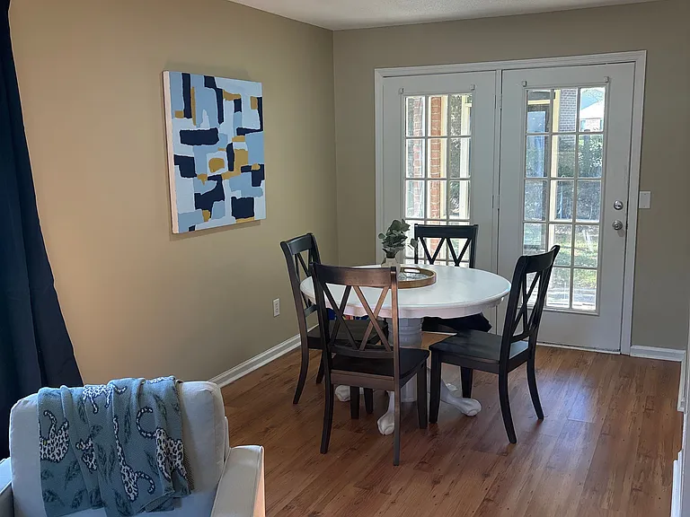 73 Hawthorne Apts — Photo 2