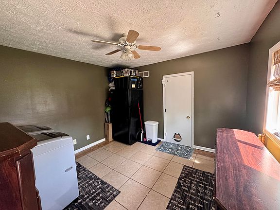 3rd image of 2220 Redbud Ln
