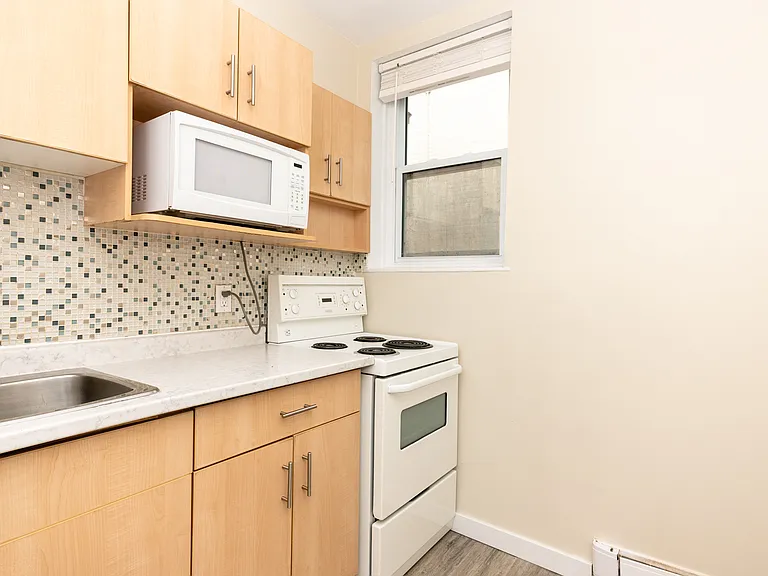 331 Marion St #2 — Photo 4
