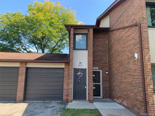 33775 Pondview Cir, Livonia, MI 48152