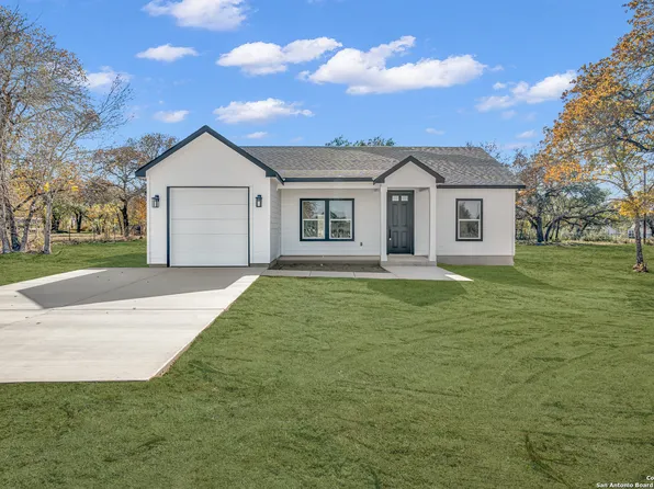 816 County Road 6723, Natalia, TX 78059