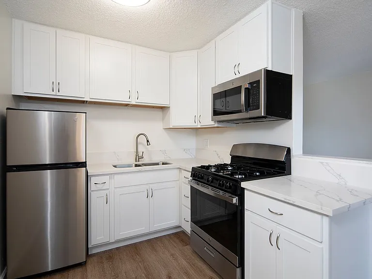 Aztec Pacific Apartments — Photo 36