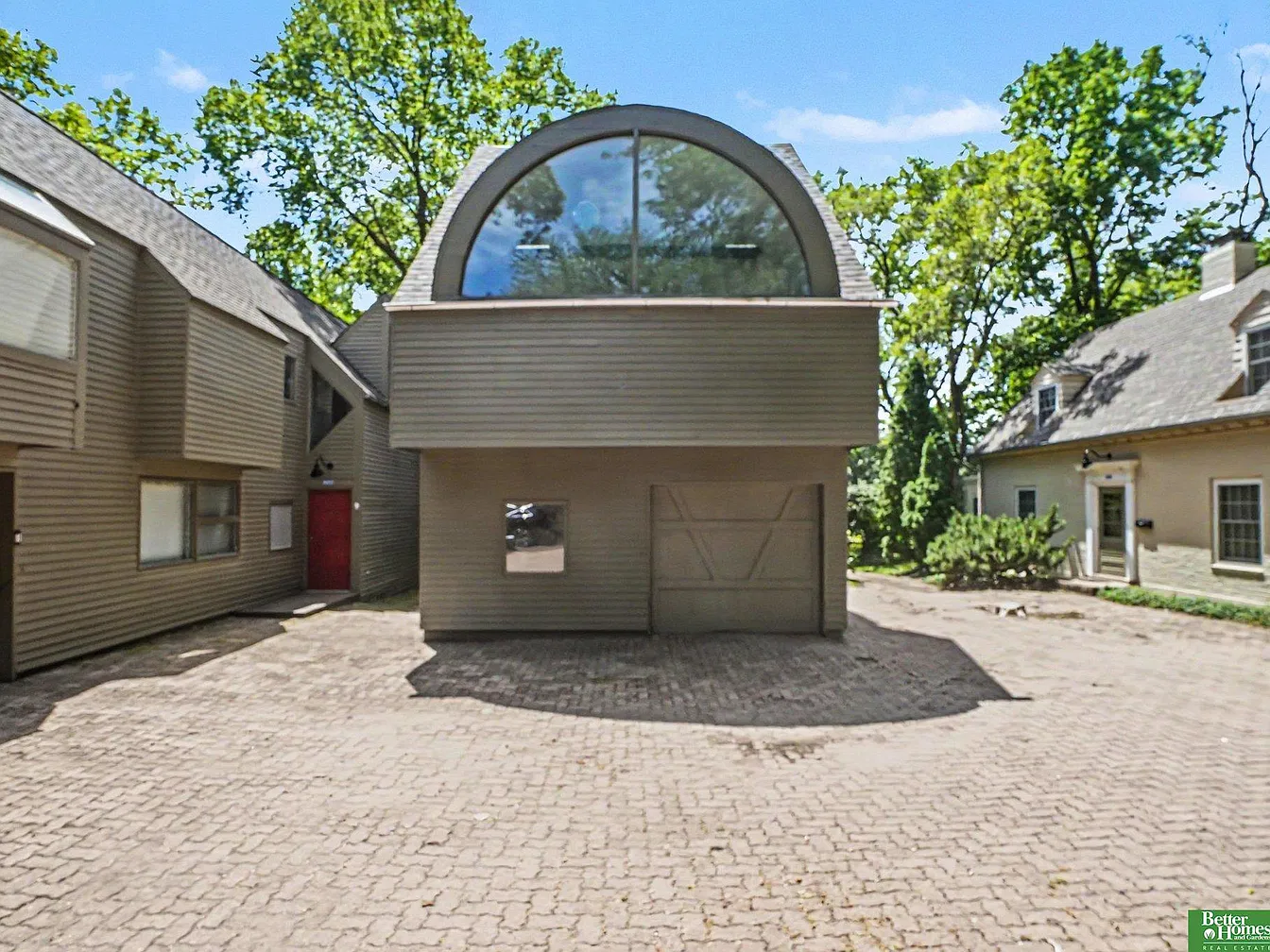 Unique Contemporary Architectural Retreat in Midtown Omaha