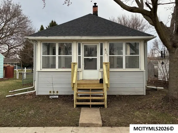 421 25th St SW, Mason City, IA 50401