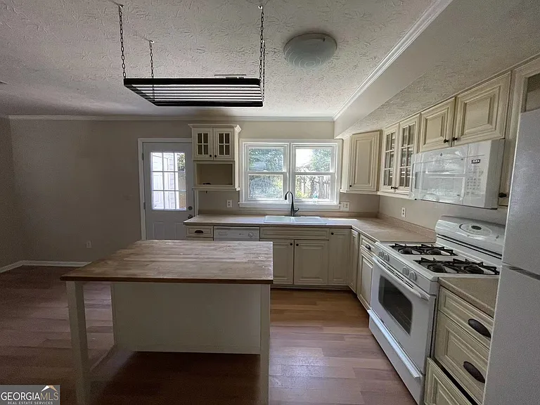 1300 Kennesaw Trace Ct NW — Photo 6