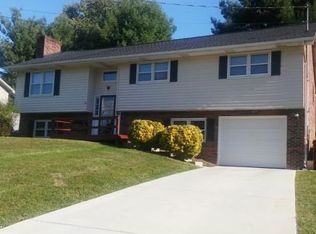 908 Oakstone Dr, Johnson City, TN 37601