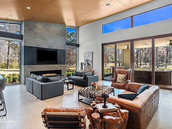 3rd image of 1675 Robson Rd