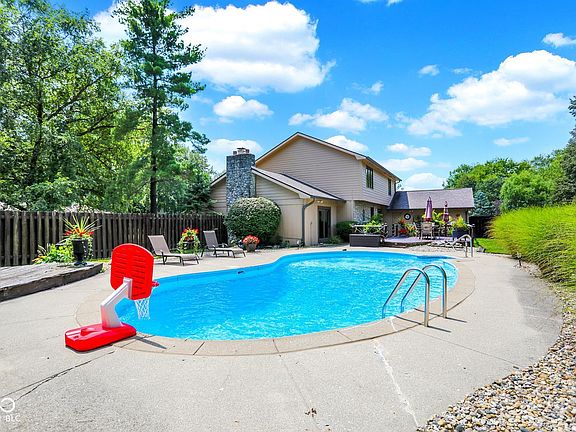 5th image of 304 Oak Boulevard South Dr