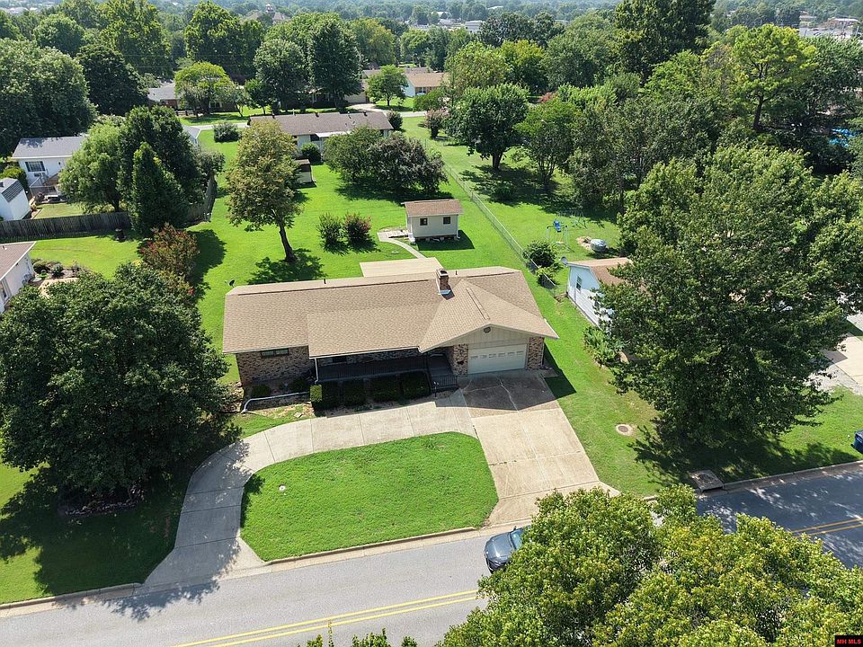 1st image of 604 N Cardinal Dr