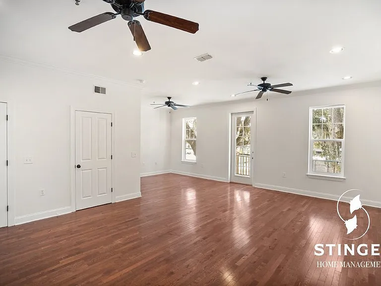 828B E Paris Ave — Photo 11