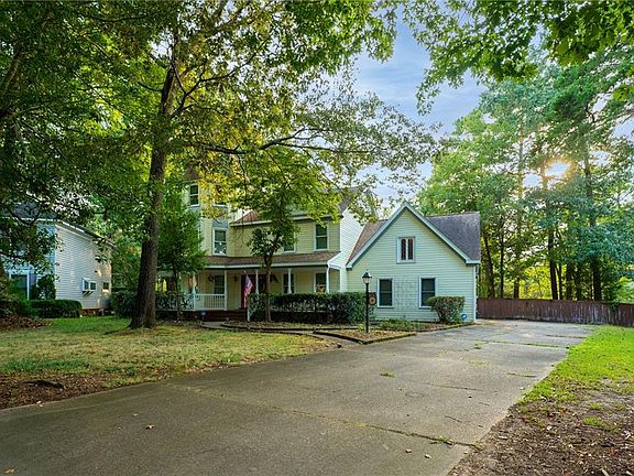 4th image of 302 Honey Locust Way