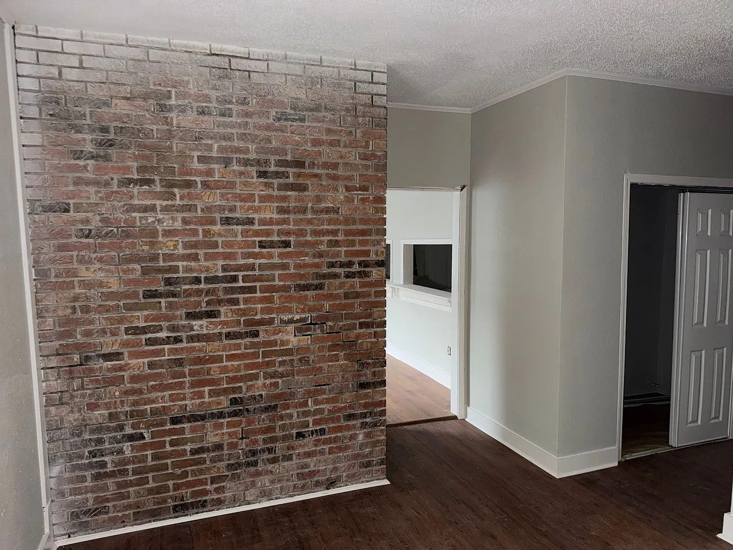 5 bedrooms 2 baths — Photo 3