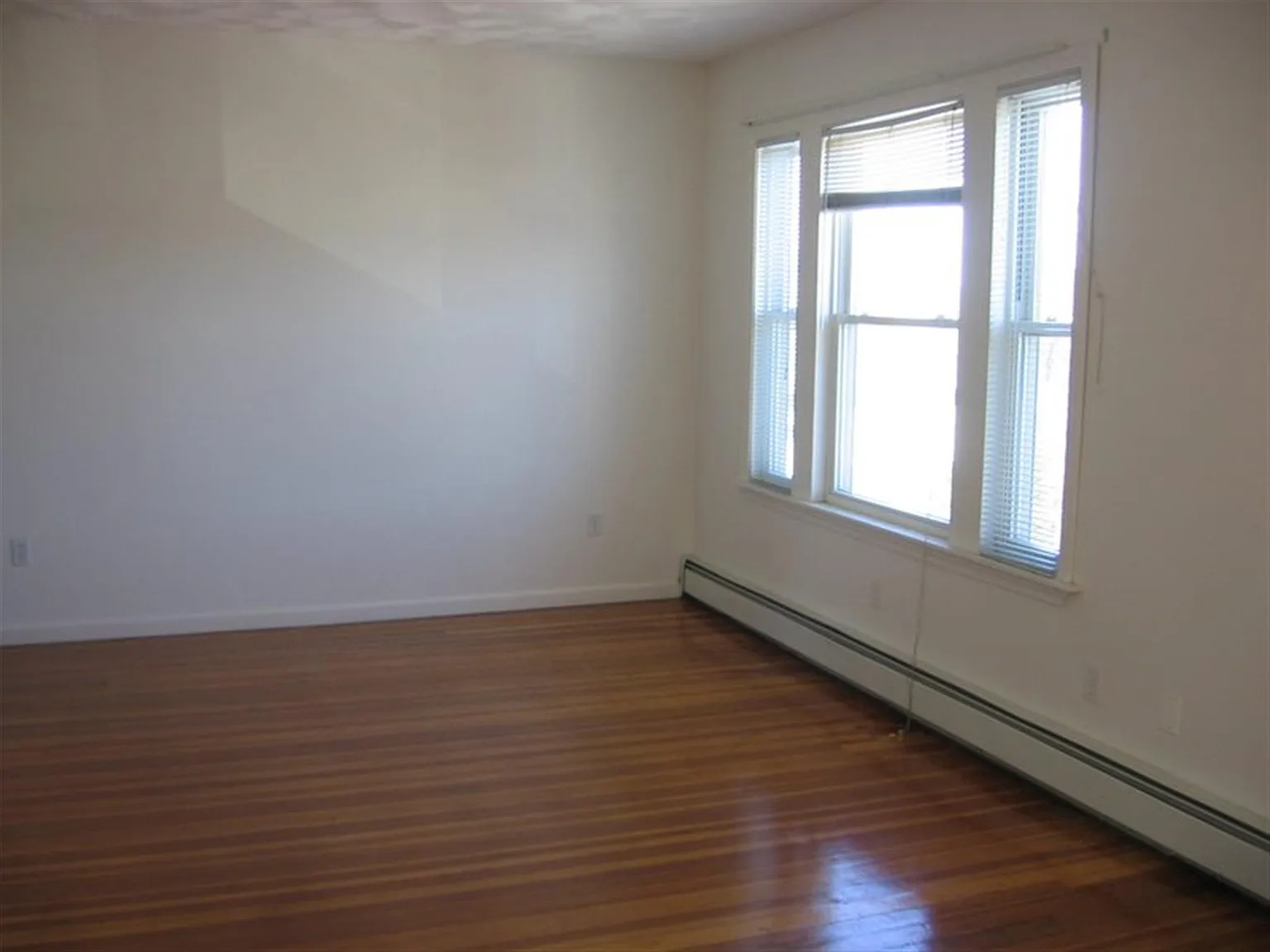 4 bed, 1.5 bath, 1200 sqft, $4,000 — Photo 3
