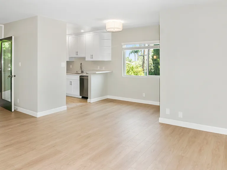 501 N Kings Rd #104 — Photo 20