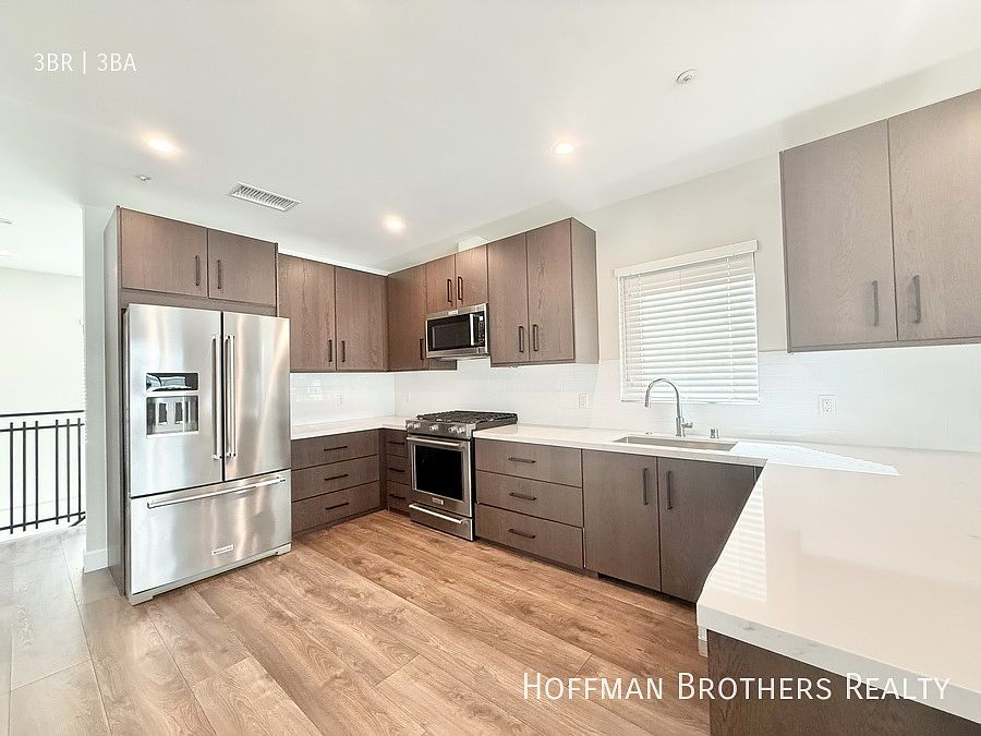 1st image of 1147 N Beachwood Dr #5