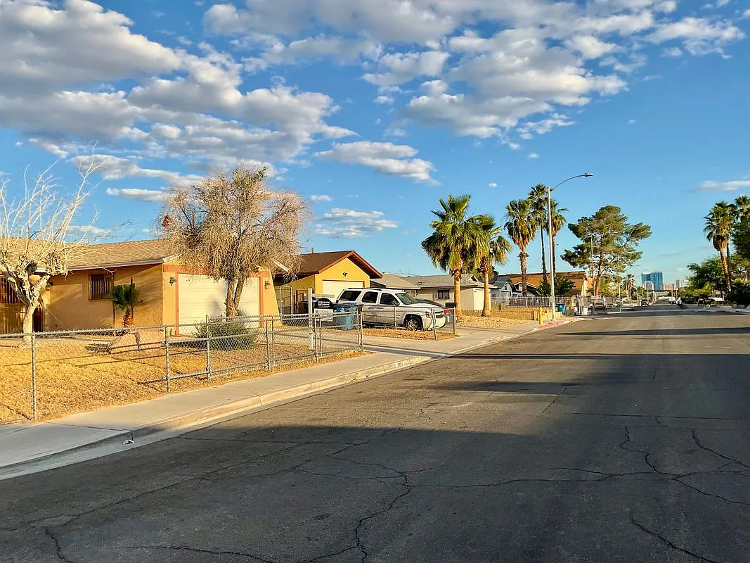 4 bed, 2.0 bath, 1348 sqft, $2,100 — Photo 2