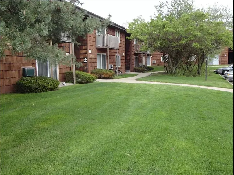 Immaculate Updated 1 Bedroom with 1 Bath — Photo 2