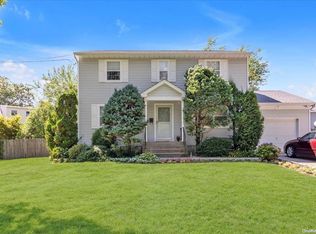 14 King Rd, Bayville, NY 11709