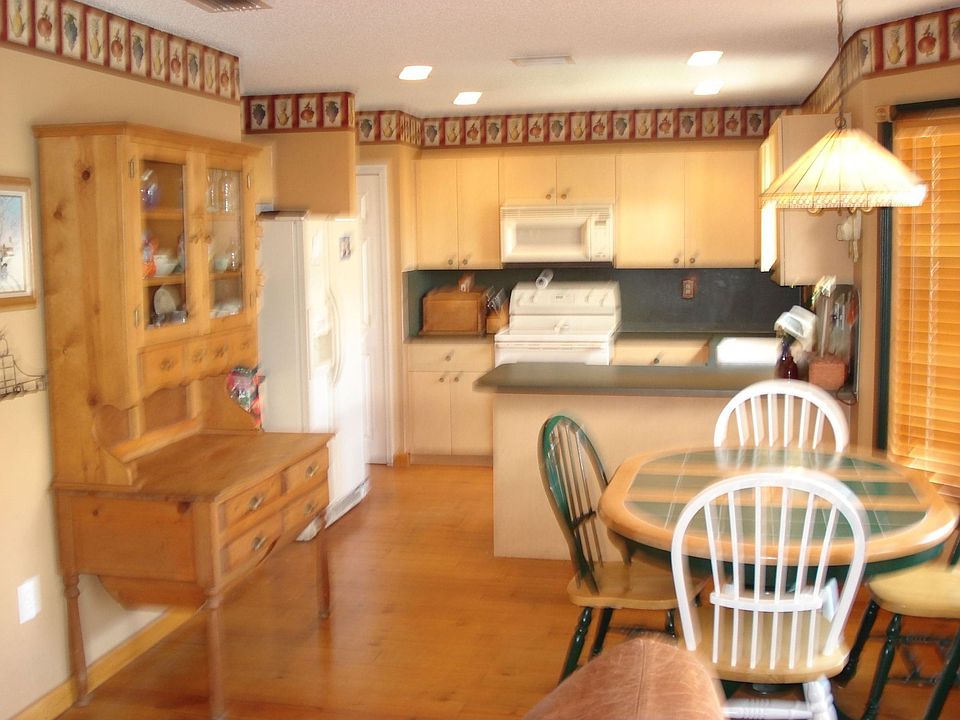 Open kitchen w/breakfast nook