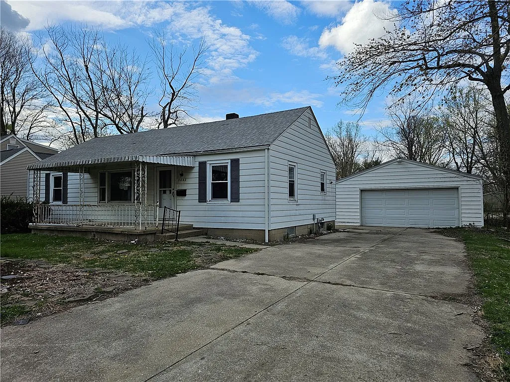 2042 W Leafland Ave photo 1