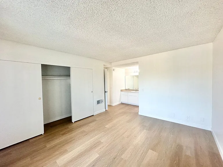 Westgate Villa Apartments — Photo 29