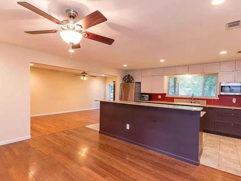 1207 Fieldcrest Dr — Photo 4