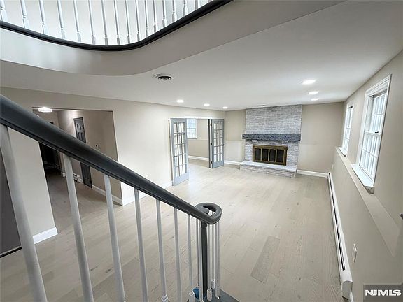 3rd image of 850 Ridgewood Ave