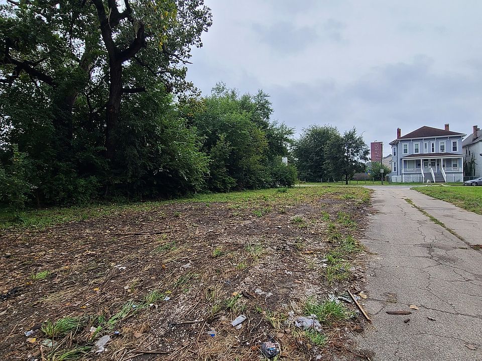 2nd image of 610 W 62nd St